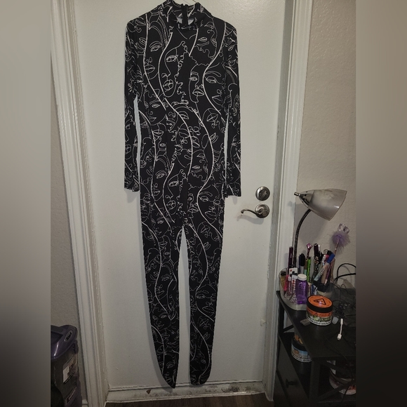 🟥XL Black & White Footie Jumpsuit - Picture 5 of 5